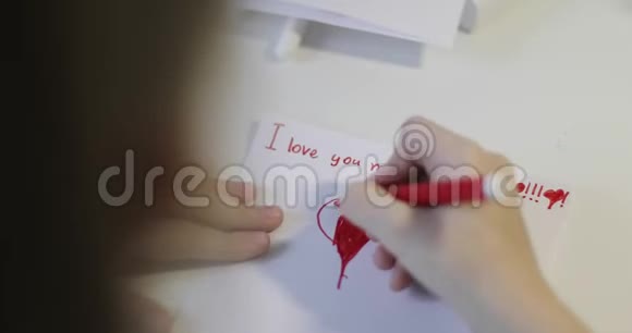 可爱的孩子在白纸上画了一颗红心视频的预览图