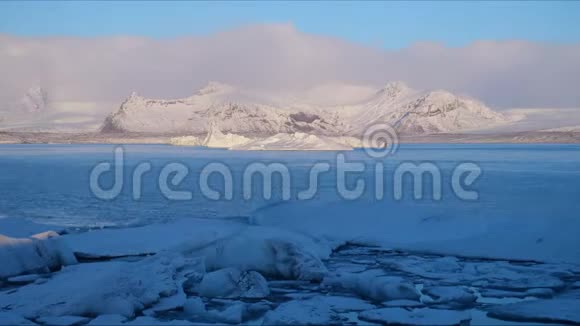 冰岛山脉的时间推移从冰湖上可以看到天空的范围在晴朗的白天有雾的冰山视频的预览图