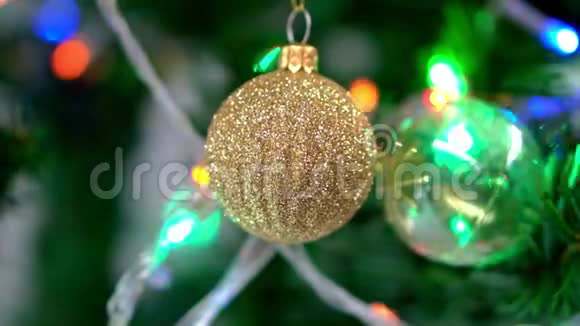圣诞树上的灯光闪烁圣诞及新年装饰视频的预览图