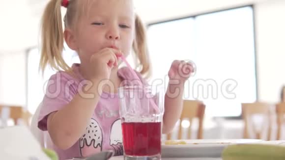 一个可爱的小女孩正在酒店餐厅吃午饭视频的预览图
