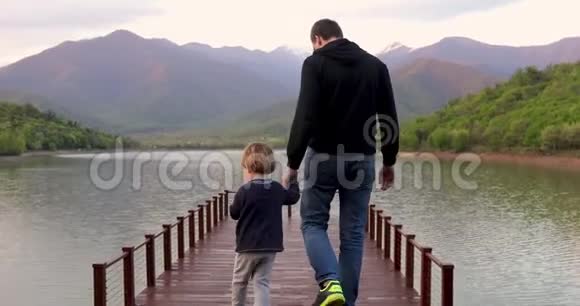 父子俩在桥上散步视频的预览图