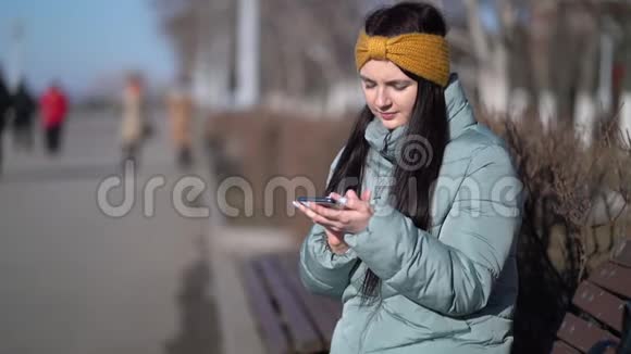 年轻女子在智能手机上发短信视频的预览图