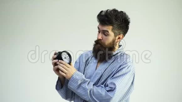 时间概念完美的早晨快乐的胡子男人拿着闹钟有胡子胡子和闹钟的帅哥视频的预览图