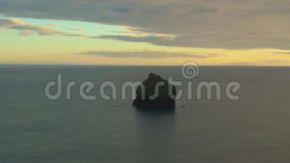 日落时海中的悬崖雷克珍半岛冰岛鸟瞰图视频的预览图