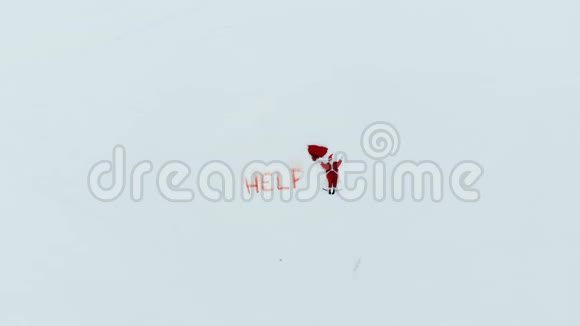 圣诞老人正在制作一个雪天使靠近五月天的信号视频的预览图