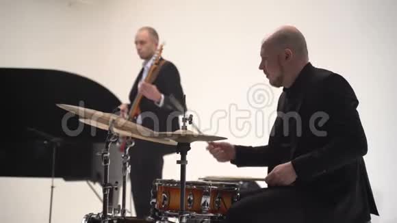 爵士音乐家演奏鼓视频的预览图