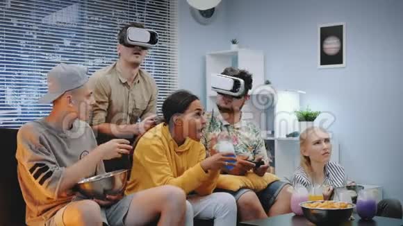 两个帅哥在欢乐的公司里用虚拟现实眼镜玩游戏机视频的预览图