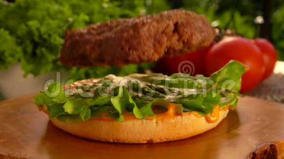 厚厚的牛肉片落在芝士汉堡上视频的预览图