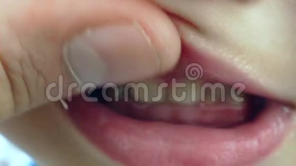 婴儿的第一颗牙齿乳牙视频的预览图