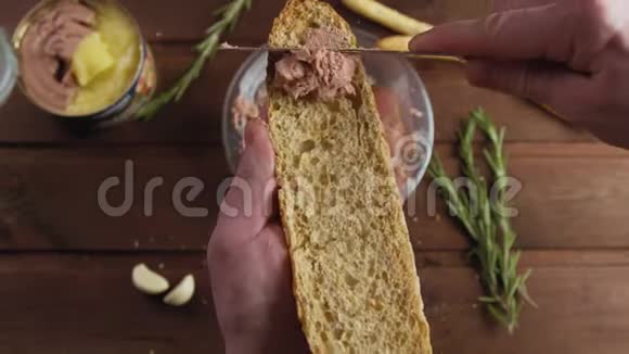 烹饪美味的法式早餐在厨房的面包上铺肉馅饼视频的预览图