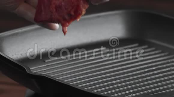 牛肉或猪肉牛排放在厨房或餐厅的烤盘里煎视频的预览图