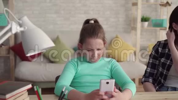 又累又伤心的青少年女孩有缺陷的人使用智能手机在互联网上欺负视频的预览图