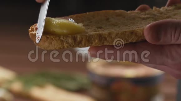 早上做一份美味健康的早餐三明治加黄油视频的预览图