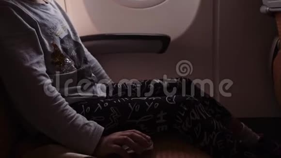 一个女孩正飞机椅子上系好安全带她的手被近距离拍摄视频的预览图