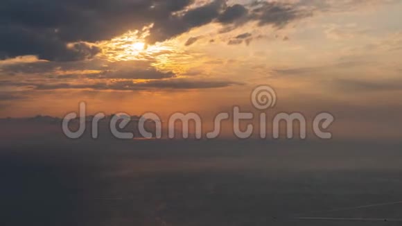 令人惊叹的海景日落太阳落山地平线乌云密布夜幕降临夜幕降临在卡普里岛的一天结束视频的预览图