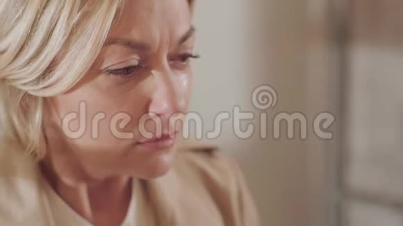 伤心沮丧的年轻女子在家哭泣视频的预览图