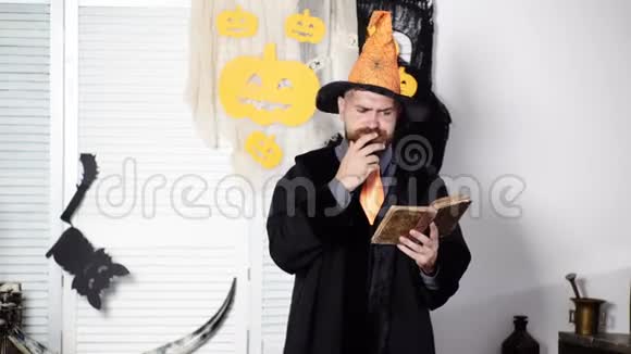魔法咒语魔法书胡子魔术师读一本关于魔法的旧书万圣节巫师万圣节的胡子男视频的预览图