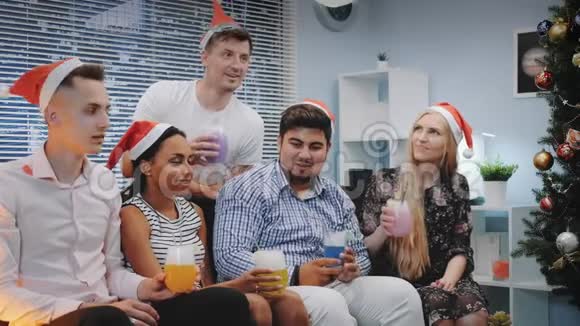 一群混合种族的朋友在五彩纸屑中庆祝圣诞节视频的预览图