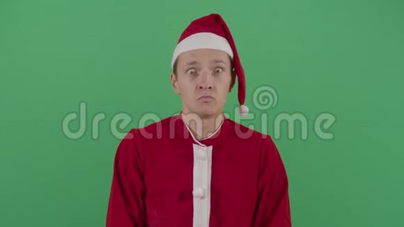 一个成年圣诞老人睁大了眼睛视频的预览图