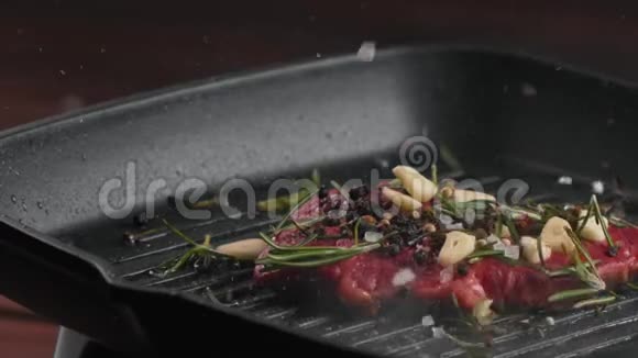 在烤锅或锅中用油和香料烤制美味的肉排视频的预览图