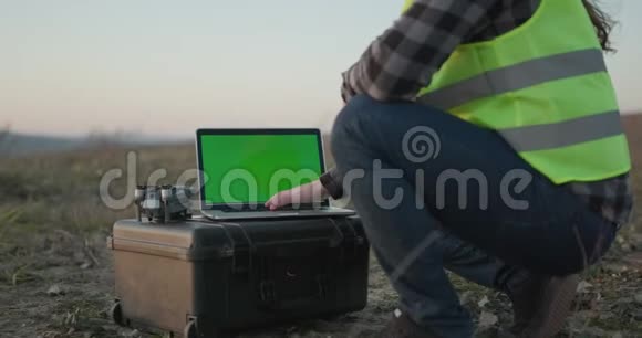 用绿色屏幕在电脑上工作侧视男性手使用触摸垫的工作笔记本电脑与色度视频的预览图