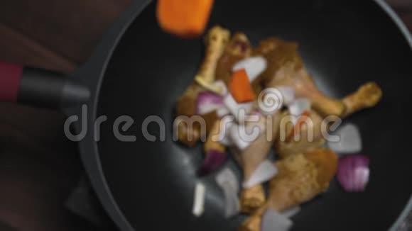 芹菜和甜椒用腌鸡腿放在煎锅里视频的预览图