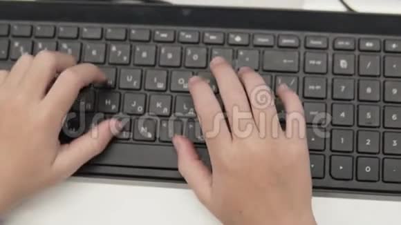 男孩正从电脑上敲键盘视频的预览图