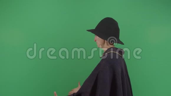 女魔术师举起沉重的能量视频的预览图