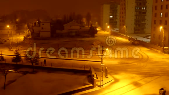 当夜晚下雪夜晚下雪一座城市降雪视频的预览图