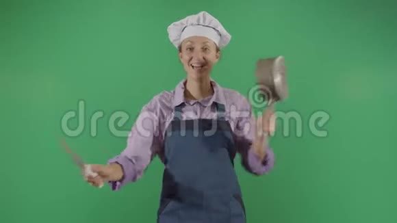 女人用餐具跳舞视频的预览图