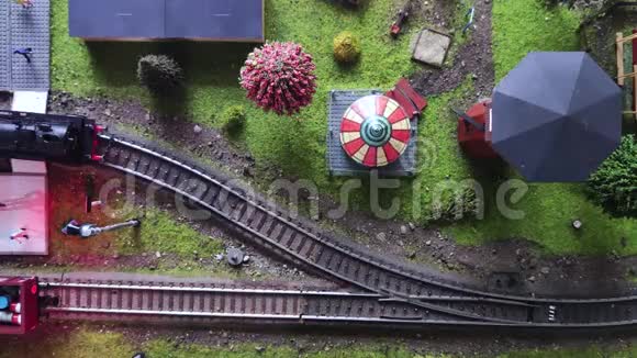 蒸汽机车运动模型的俯视图佩隆和火车站的详细模型拇指指甲特写视频的预览图