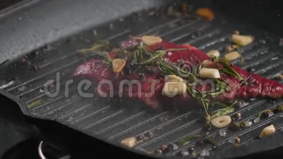 用香料在烤盘上烹调多汁的中稀肉牛排的过程视频的预览图
