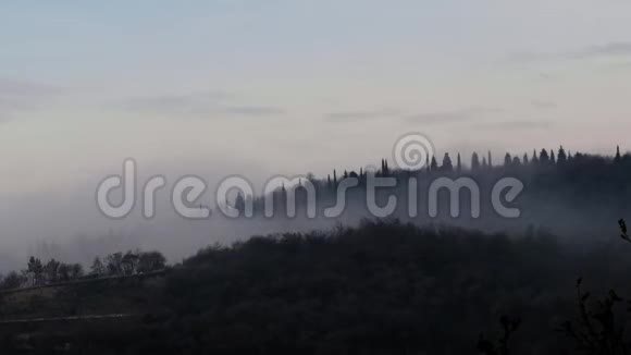 意大利山上的宽射雾雾雨云在延时镜头中移动绿色景观视频的预览图
