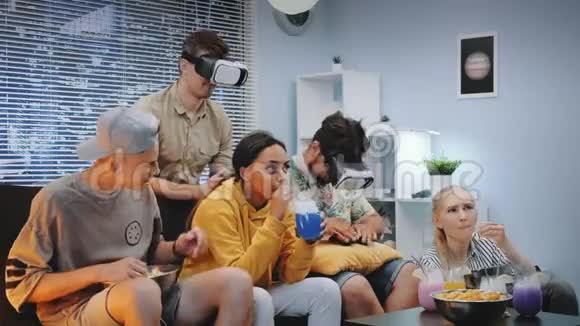 两个年轻人戴着虚拟现实眼镜玩网络游戏一个人赢得了比赛视频的预览图