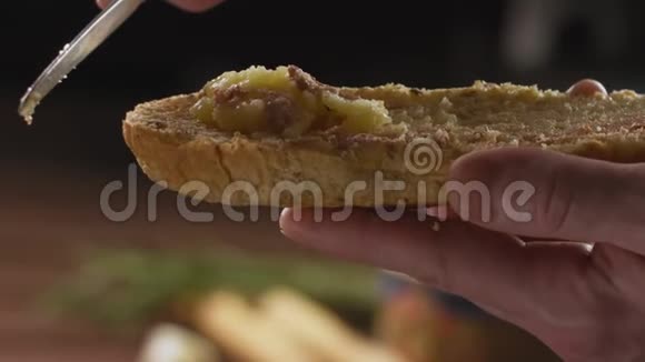 在ciabatta面包或法式面包上铺上黄油为您提供美味的早餐视频的预览图