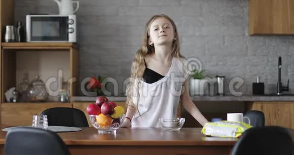 开朗的女生在厨房准备早餐视频的预览图