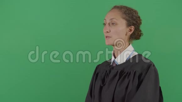 女法官在审判中显得很惊讶视频的预览图