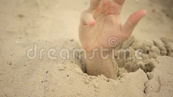 男性手沉在流沙的水坑里危险的沙漠旅行特写镜头视频的预览图
