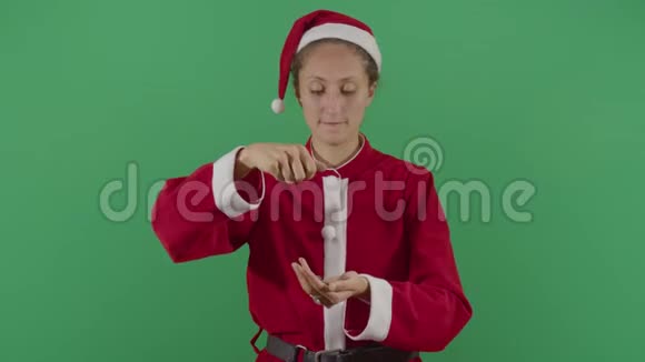 女人圣诞老人数硬币视频的预览图