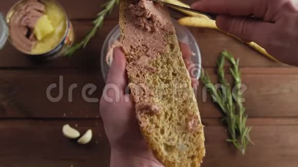 用刀子在法式面包或面包上铺上美味的家禽肉酱视频的预览图