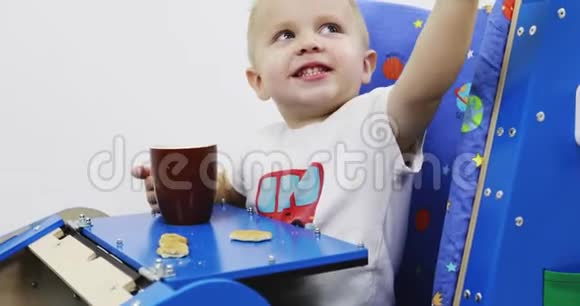 带桌子的功能玩具车孩子坐着吃饼干喝茶视频的预览图