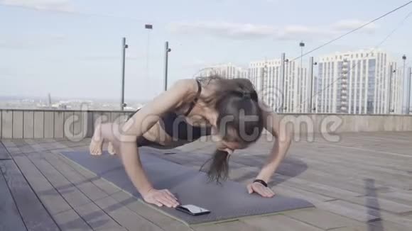 女子健身台俯卧撑视频的预览图