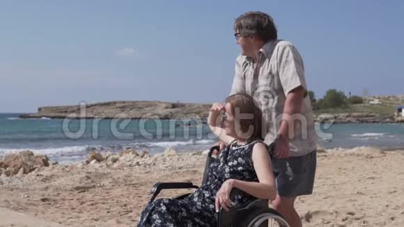 一位老人带着妻子坐轮椅沿着长廊走视频的预览图