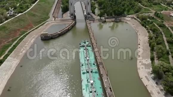 水路货物运输一艘满载石油和汽油的大型油轮驶入伏尔加登运河光荣归于伟大的列宁视频的预览图