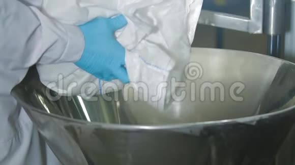 干粉从袋子中倒入工厂的混合罐冰淇淋混合和生产设备视频的预览图
