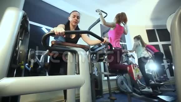 女孩在健身房训练视频的预览图