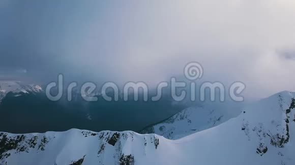 登峰造极的自然冬季景色高山被洁白的白雪覆盖视频的预览图
