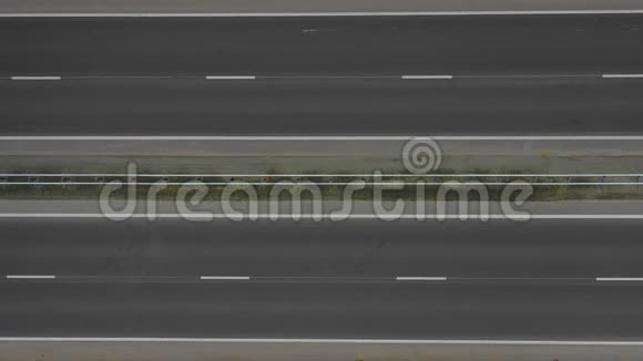 空中录像飞过高速公路视频的预览图