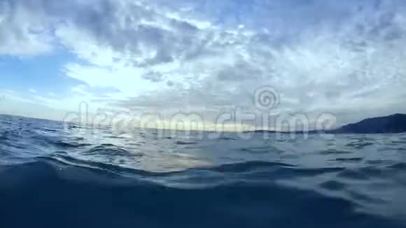 从快艇横渡大海水撞船看海浪和天空视频的预览图