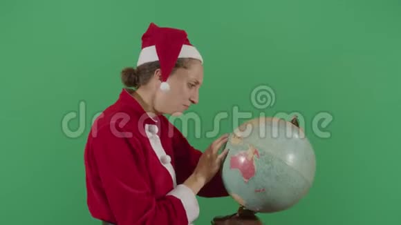 沮丧的女人圣诞老人在全球寻找视频的预览图